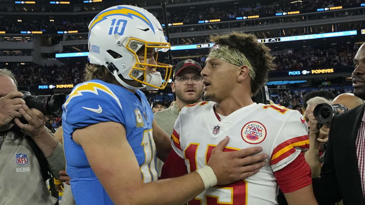 Justin Herbert anhela tener buenos compañeros con quienes jugar